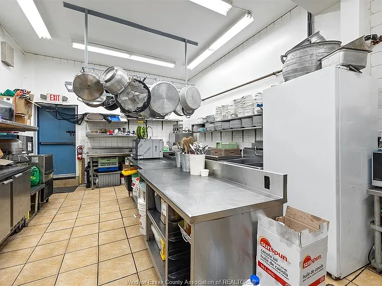 914 Erie St E — Photo 11
