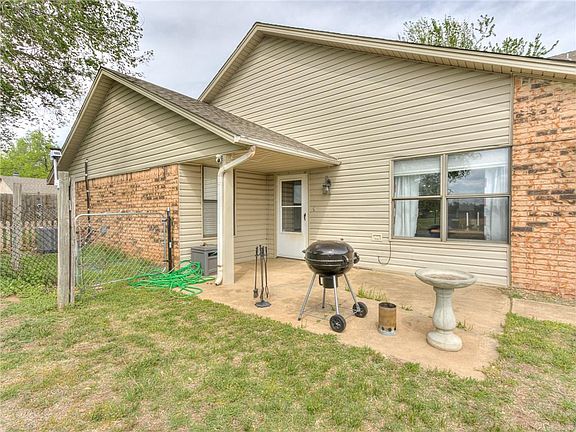2nd image of 1701 Hillcrest Dr
