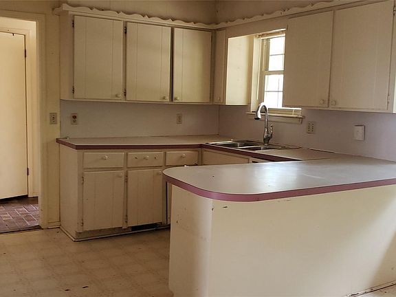 5th image of 615 Rosewood Cir