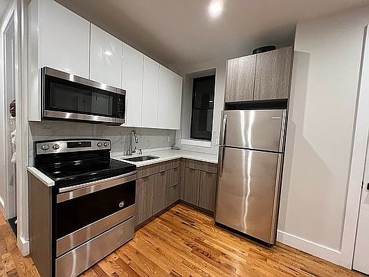 3rd image of 1665 Lincoln Pl #4