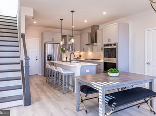 46163 Woodpecker Sq, Sterling, VA 20165