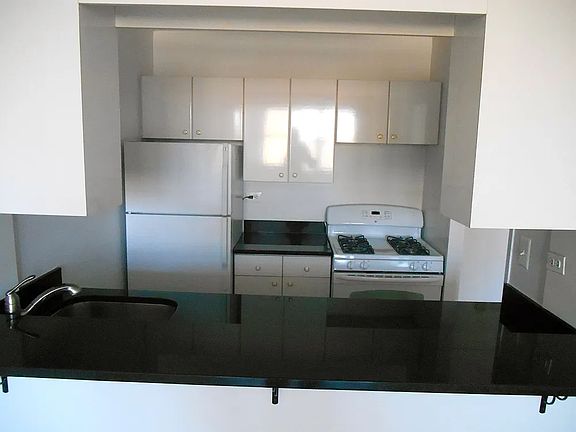 4th image of 200 E 72nd St APT 32L