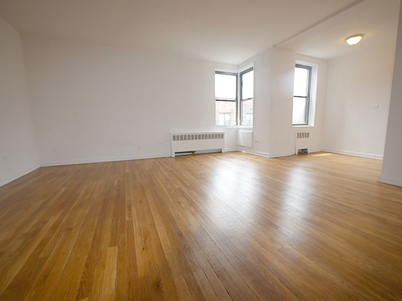 2nd image of 3950 Blackstone Ave APT 6X
