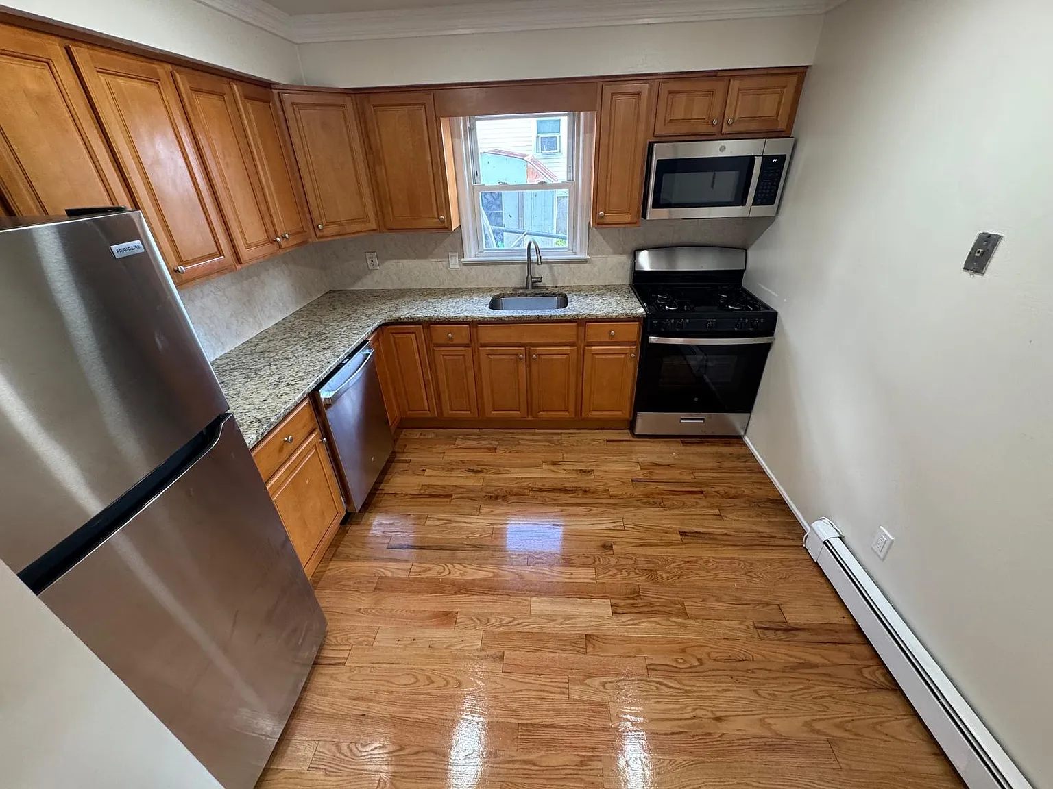 3 bed, 1.5 bath, 992 sqft, $3,200 — Photo 3