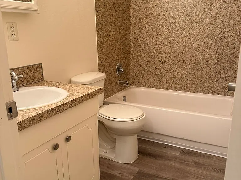 LAURELWOOD ESTATES — Photo 14
