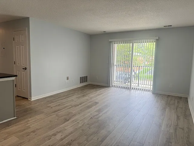 2 bed, 740 sqft, $1,275 — Photo 2