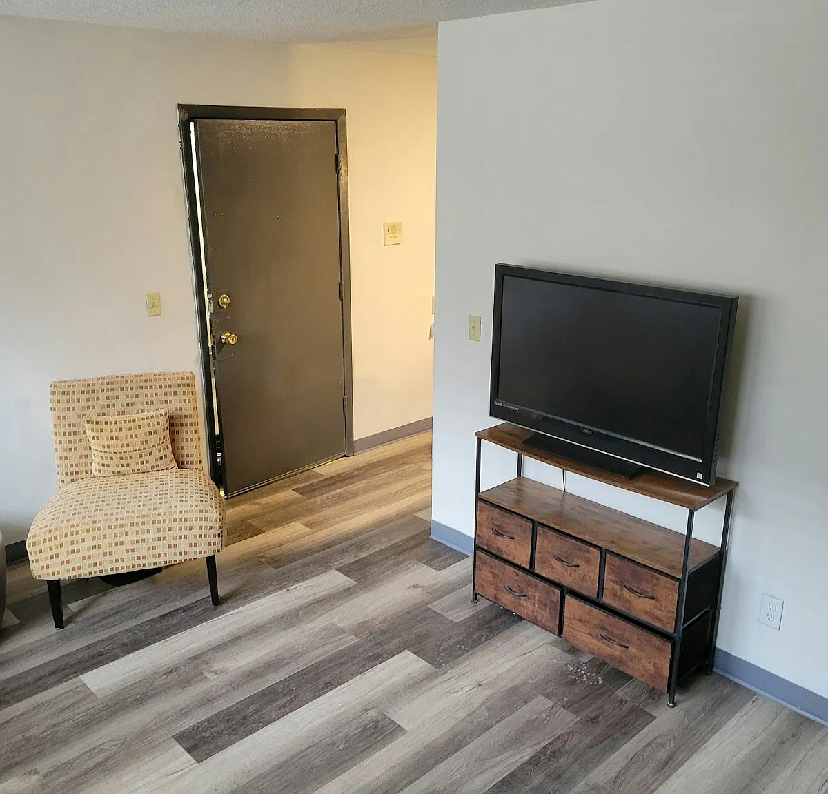 421 College Ave — Photo 2