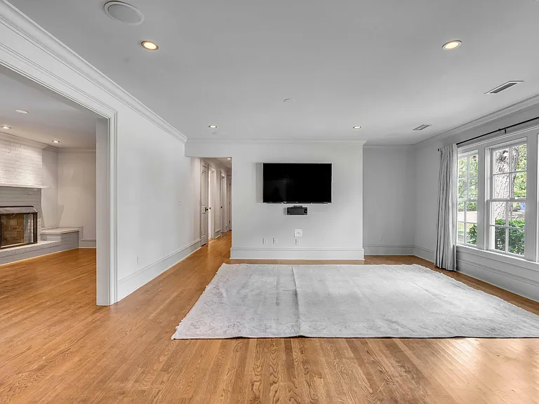 618 Pelzer Dr — Photo 11