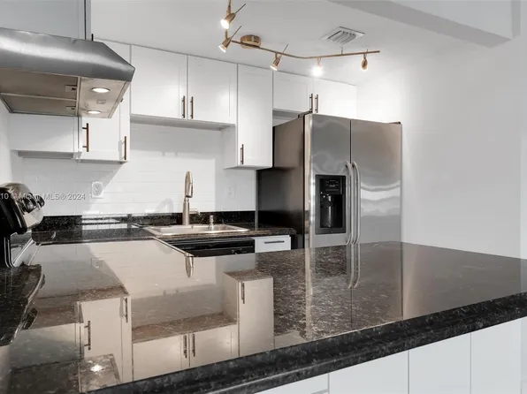 950 NW 11th St APT 3A, Miami, FL 33136