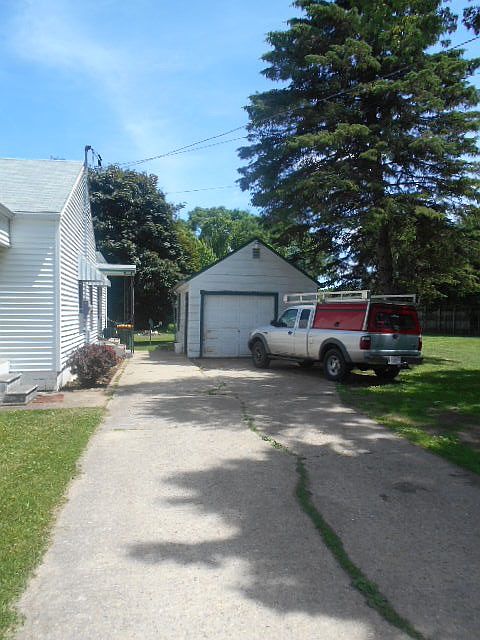 2nd image of 7711 Old River Rd