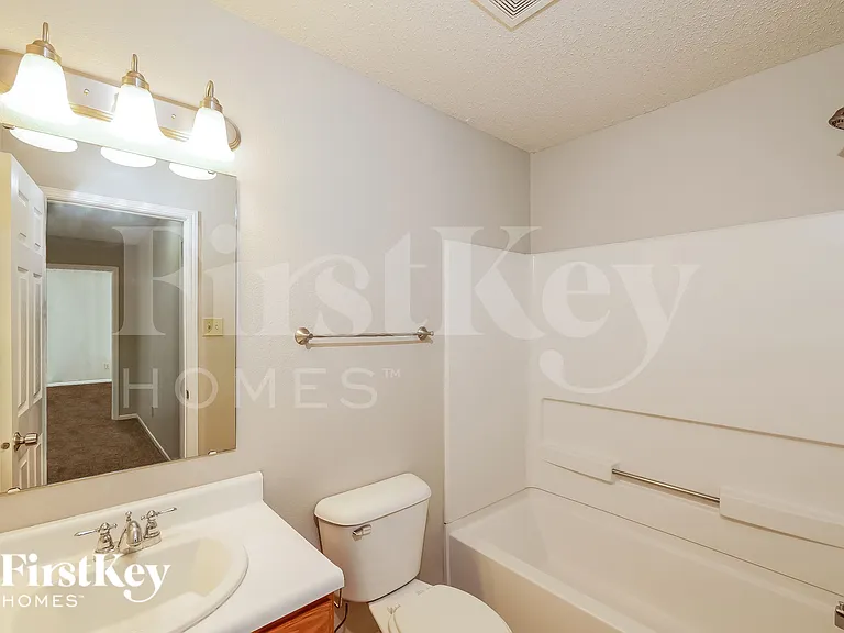 5757 N Plymouth Ct — Photo 15