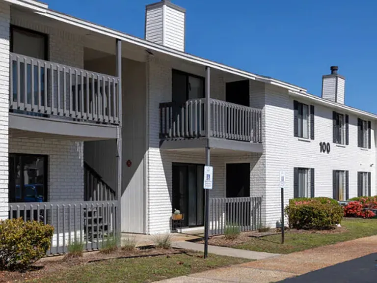 Hunters Pointe — Photo 1