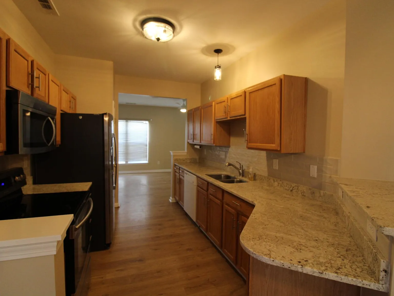 2 bed, 2.5 bath, 1400 sqft, $1,775 — Photo 4
