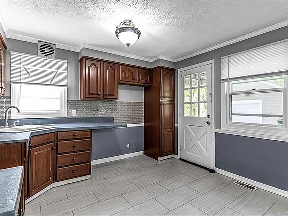 5th image of 359 Bernhardt Dr