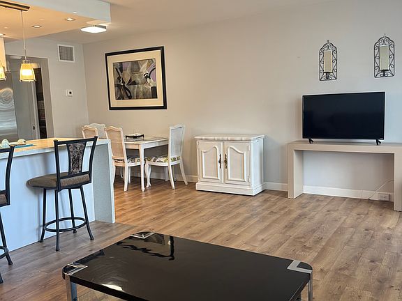 3rd image of 2 Oakridge #B