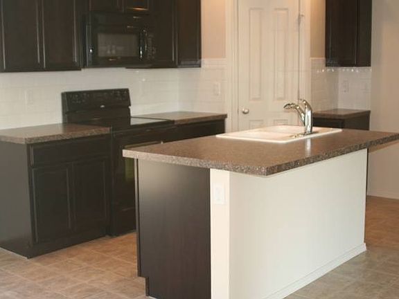 Kitchen/w island