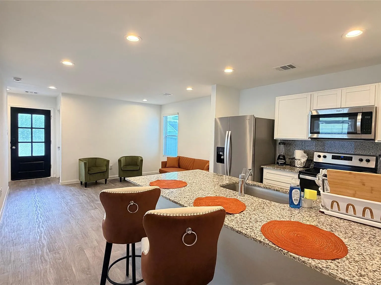 2 bed, 2.0 bath, 879 sqft, $1,550 — Photo 3
