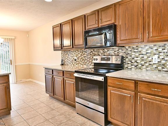 3rd image of 4 Danbury Ct