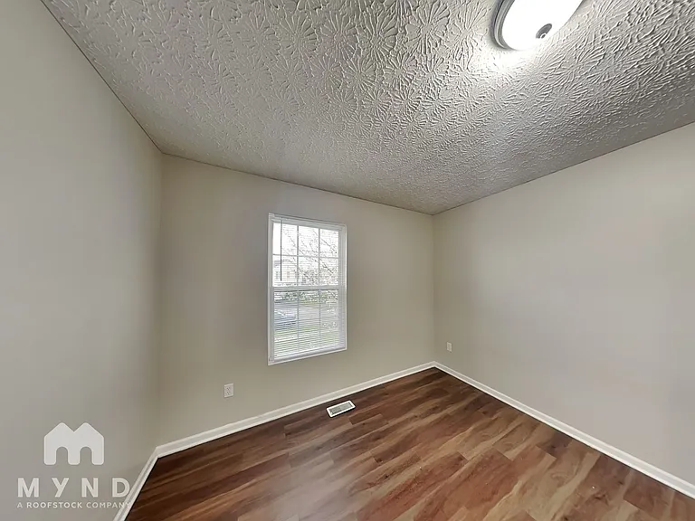 585 Allis Pl E — Photo 16