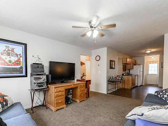3rd image of 924 Altamont Ct
