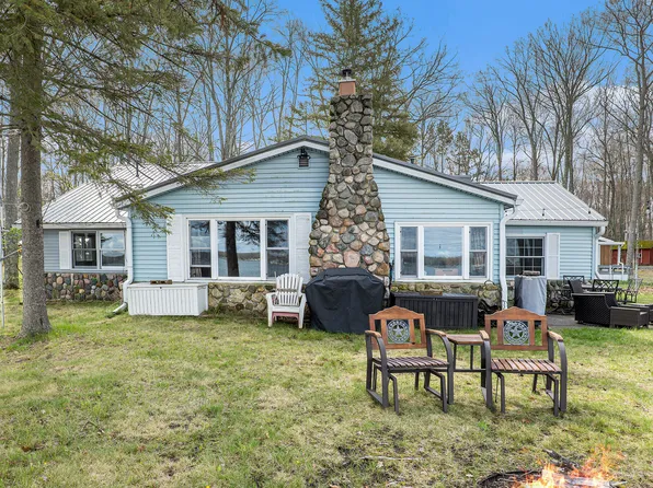 1910 Wolf Lake Dr, Baldwin, MI 49304