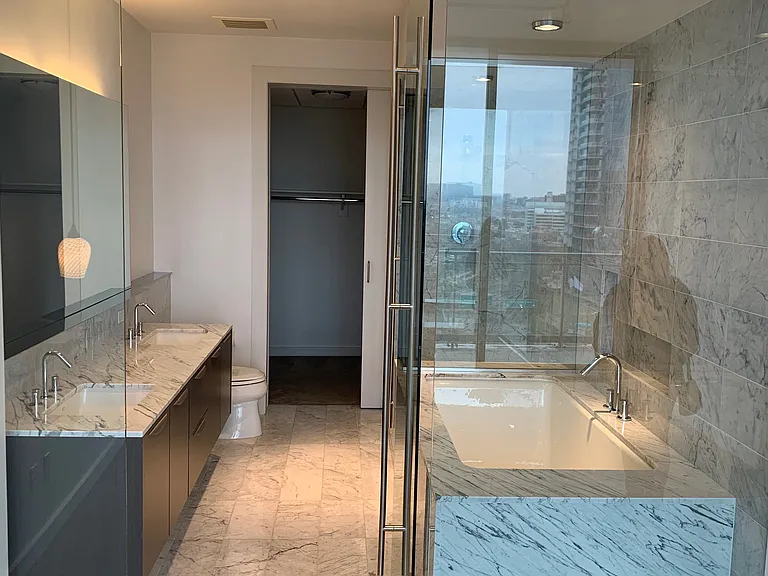 2900 McKinnon St #804 — Photo 10