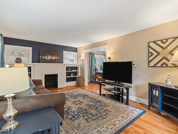 3rd image of 387 Aqueduct St
