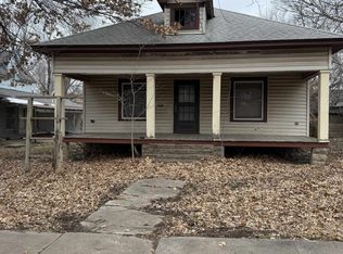 1118 E 10th Ave, Winfield, KS 67156