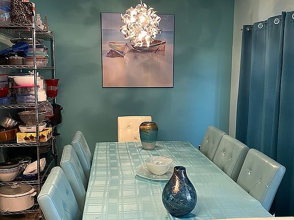 Kitchen seats 8 guests