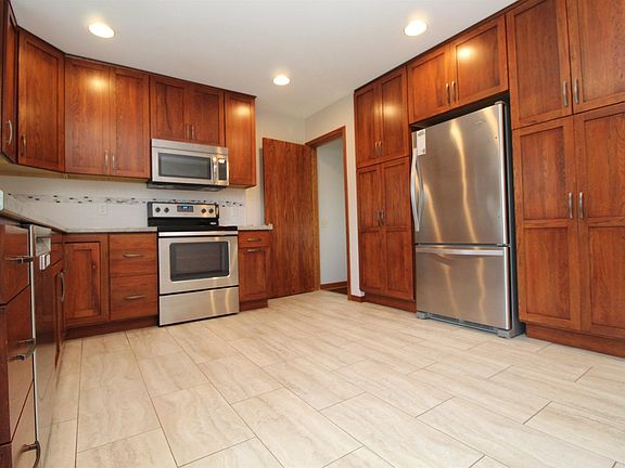 4th image of 907 Wilson St