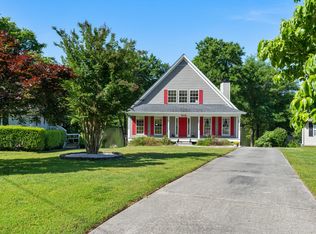 812 Lake Dr, Snellville, GA 30039