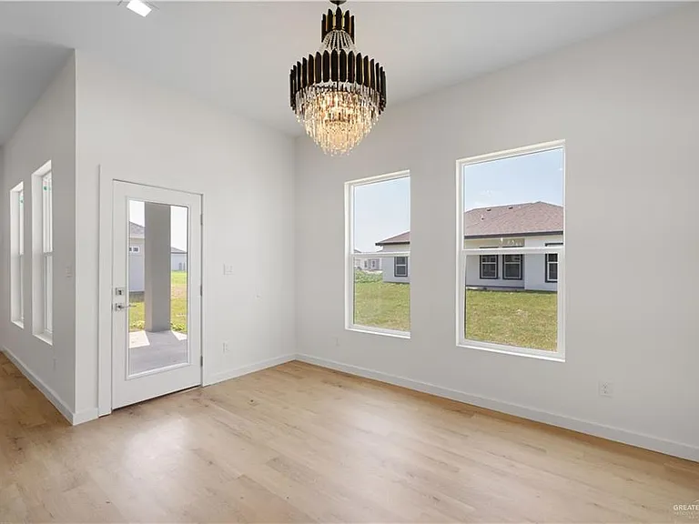 909 N Brushfield Ave — Photo 6