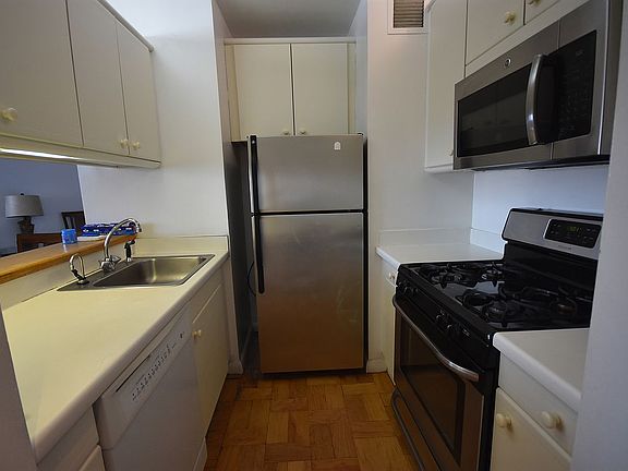 5th image of 415 E 37th St APT 15D