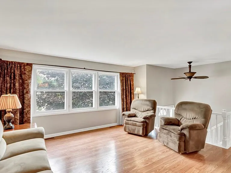 511 N Braintree Dr — Photo 4