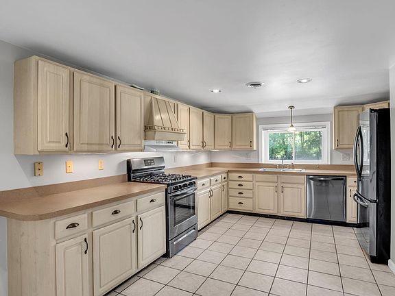 3rd image of 6953 Lincoln Way E #E