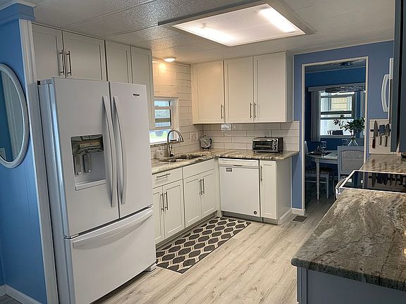 3rd image of 5031 Forest Park Dr