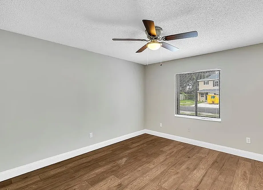 Beautiful 2 Bed 2 Bathroom Townhouse Large Yard — Photo 2