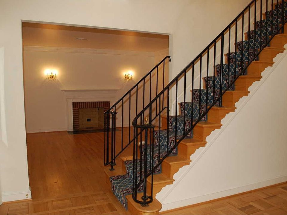 Foyer to Living Room 