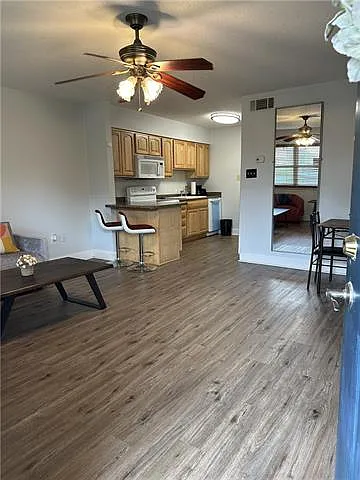 1 bed, 1.0 bath, 576 sqft, $1,400 — Photo 3