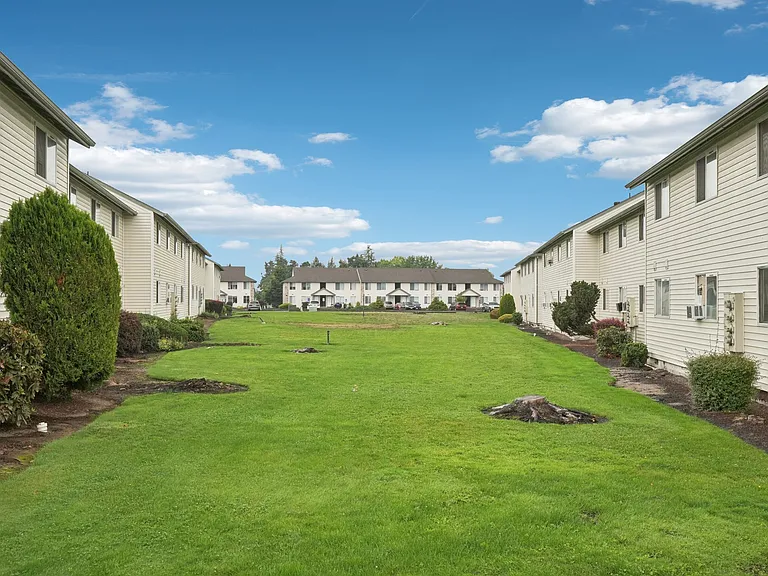 Stonehedge Court Apartments — Photo 19