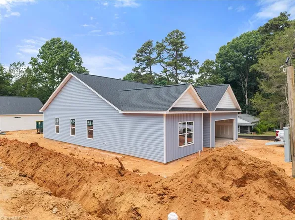 1643 Ralee Dr, Winston Salem, NC 27127