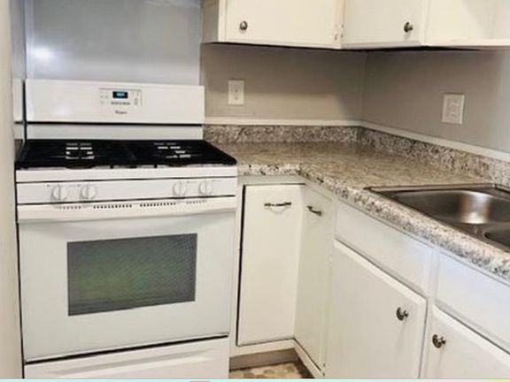4th image of 115 E 2nd St APT 4