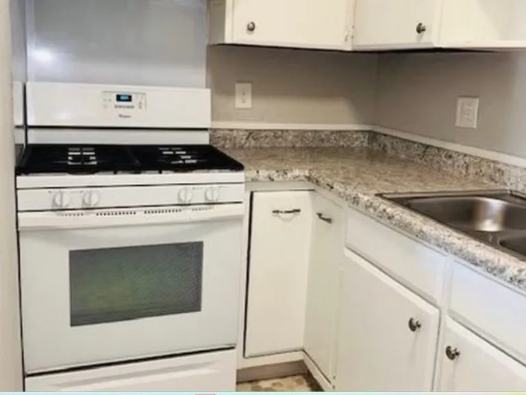 115 E 2nd St #5 — Photo 2