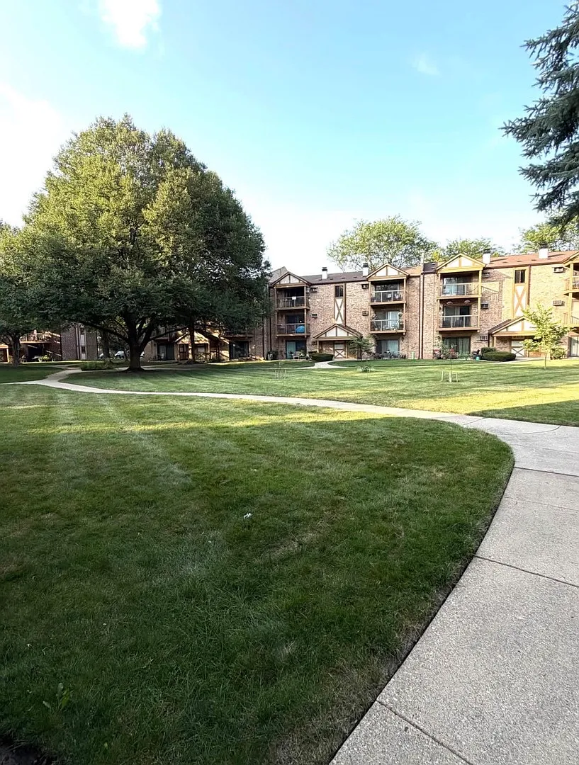 2 bed, 1000 sqft, $1,800 — Photo 1