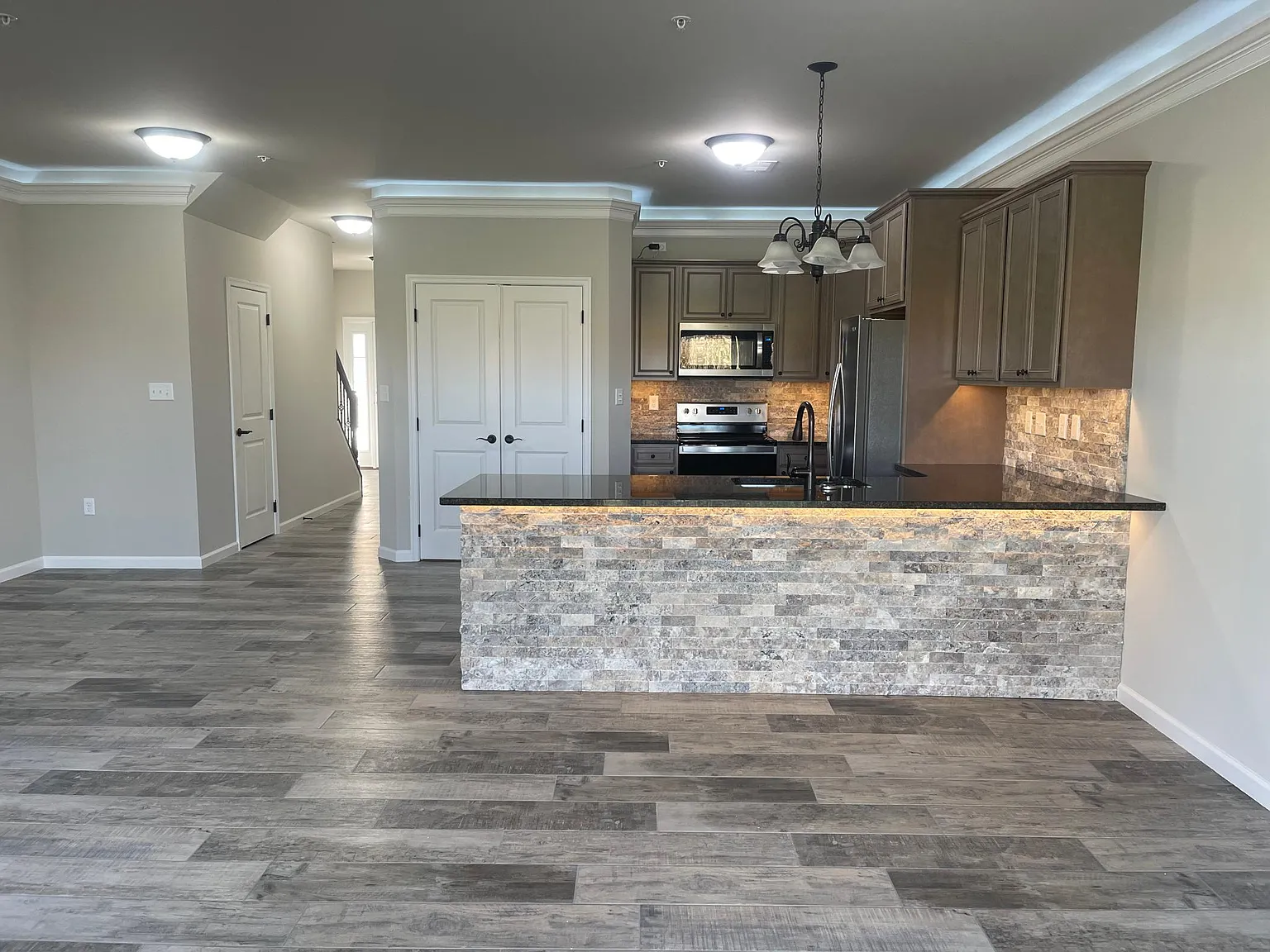 3 bed, 2.5 bath, 1900 sqft, $2,295 — Photo 2