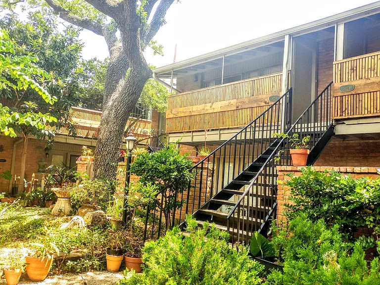 3922 W Alabama St — Photo 1