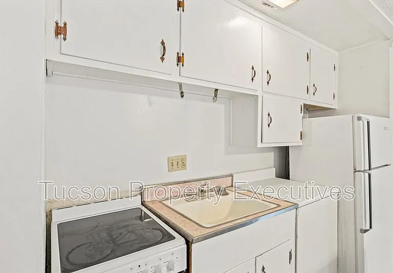 802 N Alvernon Way E — Photo 4