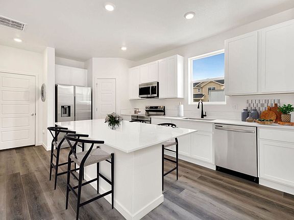 812 - Silvercliff Townhome Staged Kitchen