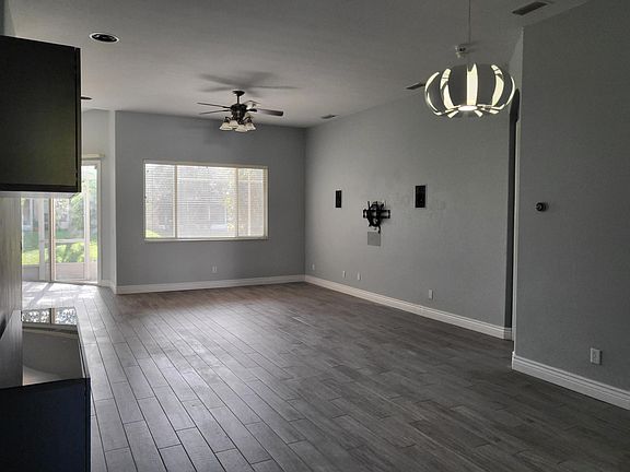 Livingroom, TV mount ready with in wall speakers