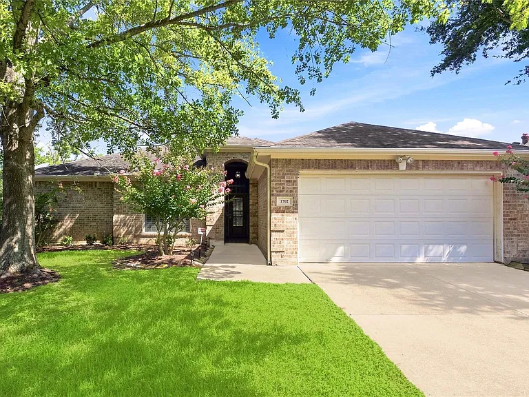 1702 Fantasy Woods Dr — Photo 2